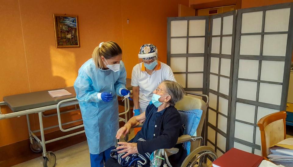 Fatima Negrini, 108 ans, a été vaccinée contre le Covid-19 à Milan. - HANDOUT / KOS GROUP / AFP