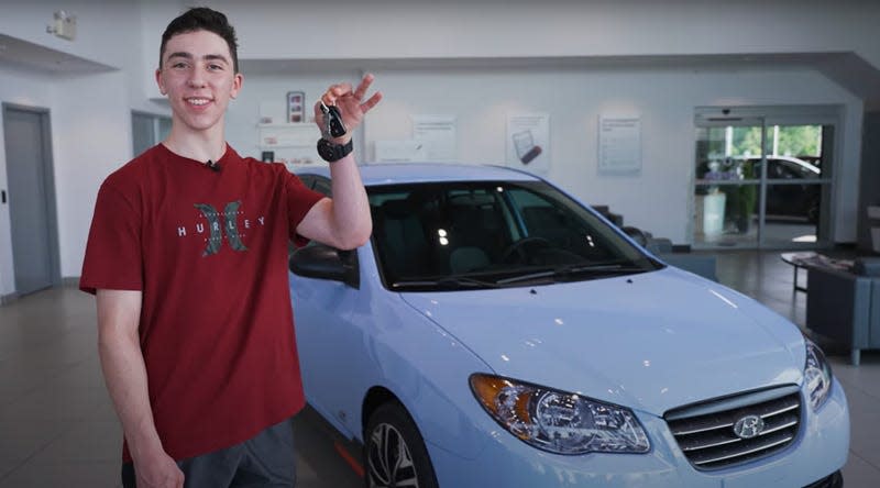 The 16-year-old Rougemont, Québec teen Éloïc Lachance and his new million-kilometer Elantra - Photo: Hyundai