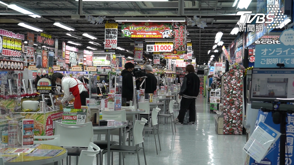 很多台灣人穿梭在Yodobashi店面之中。（圖／葉韋辰攝）