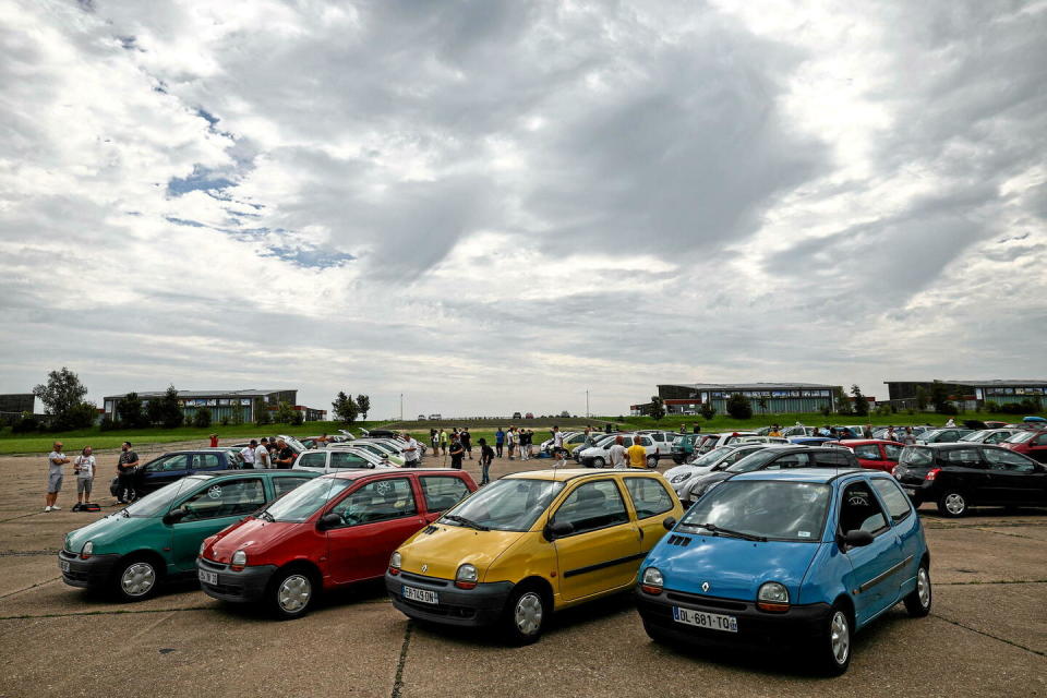 Dessinée par Jean-Pierre Ploué, la première génération de Twingo a été présentée en octobre 1992, pour une commercialisation qui a débuté en février 1993.  - Credit:SEBASTIEN BOZON / AFP