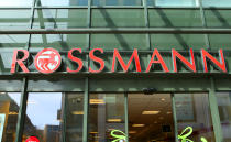 <p>Rossmann belegt in diesem Jahr Platz Nummer vier. Für die Drogeriekette ging es zwei Plätze nach oben, doch an der großen Konkurrenz mit den zwei Buchstaben kommt Rossmann nicht vorbei. </p>