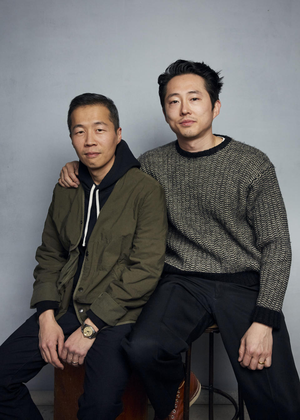 El director Lee Isaac Chung, izquierda, y Steven Yeun posan durante la promoción de la película "Minari" en Music Lodge en el Festival de Cine de Sundance el lunes 27 de enero de 2020 en Park City, Utah. (Foto Taylor Jewell/Invision/AP)