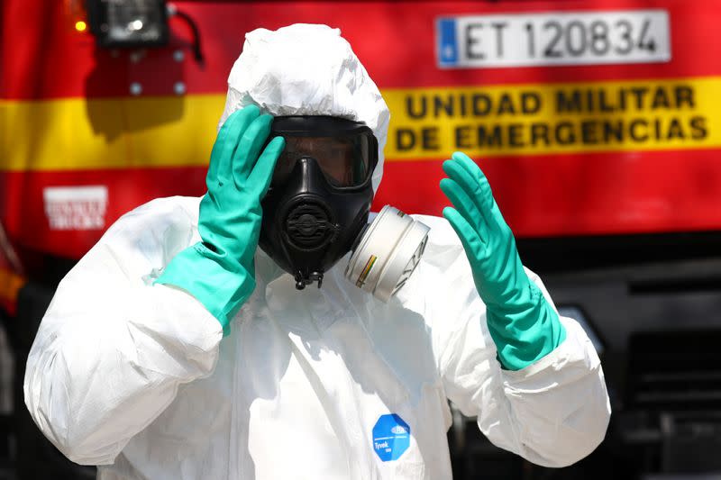 FOTO DE ARCHIVO. Un miembro de la Unidad Militar de Emergencias (UME) se prepara para desinfectar una instalación para discapacitados durante la pandemia del coronavirus (COVID-19), en Getafe, Madrid, España