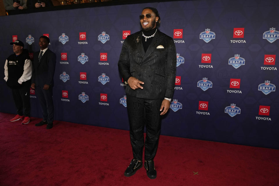 aanvalsuitrusting JC Latham uit Alabama poseert op de rode loper voorafgaand aan de eerste ronde van de NFL-voetbaldraft, donderdag 25 april 2024, in Detroit.  (AP Foto/Carlos Osorio)