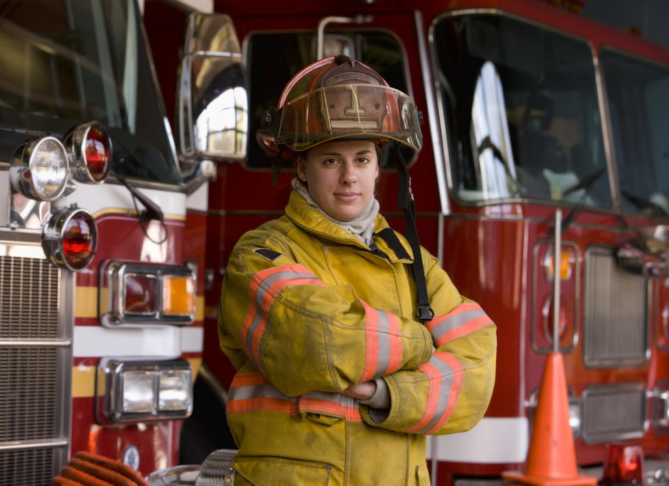 Die vierjährige Esme Summers aus London glaubt nicht, dass auch Mädchen bei der Feuerwehr arbeiten können. Bis Feuerwehrfrauen sie vom Gegenteil überzeugen. Vielleicht hat auch die Frau im Bild geantwortet, sie arbeitet bei der Feuerwehr in Amerika. Foto: Symbolbild / gettyimages / Ariel Skelley