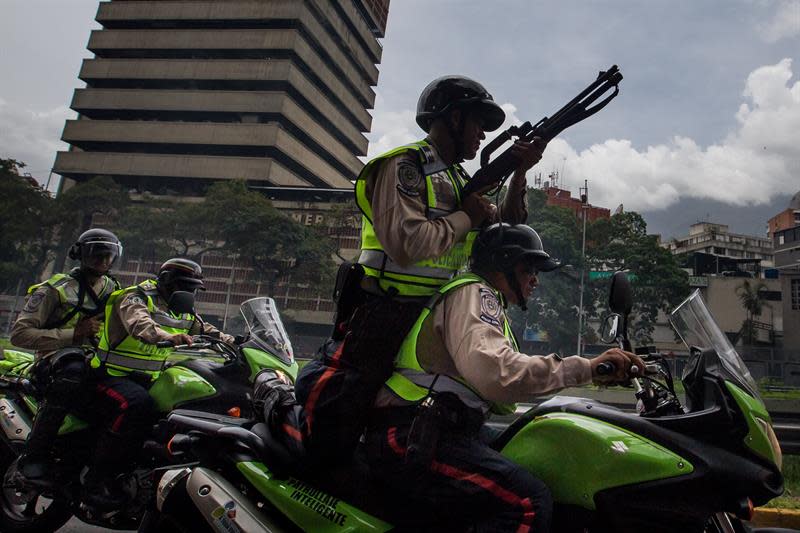 Miembros de la Policía Nacional Bolivariana (PNB) patrullan en motocicletas frente a una manifestación este miércoles 18 de mayo de 2016, en la ciudad de Caracas. (EFE/MIGUEL GUTIÉRREZ)