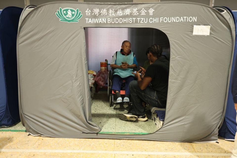 日本網友熱議，花蓮地震避難所使用的帳篷，既保障隱私還供應熱食。林啟弘攝