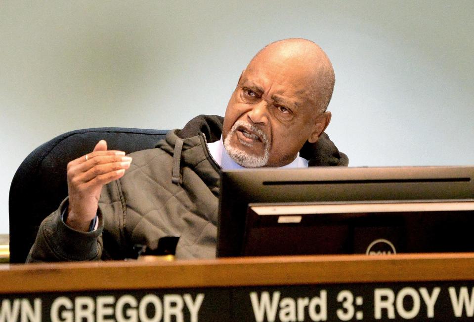 Ward 3 Ald. Roy Williams Jr. argues against a City Water, Light and Power water rate increase at Tuesday's city council meeting.