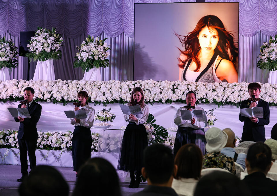 藝人余天、李亞萍二女兒余苑綺癌逝，29日在第一殯儀館景行廳舉辦追思音樂會，眾多親友前來弔唁致意。（中央社）
