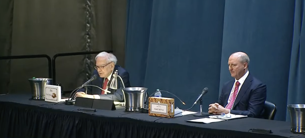 Warren Buffett sobe ao palco sem Charlie Munger pela primeira vez