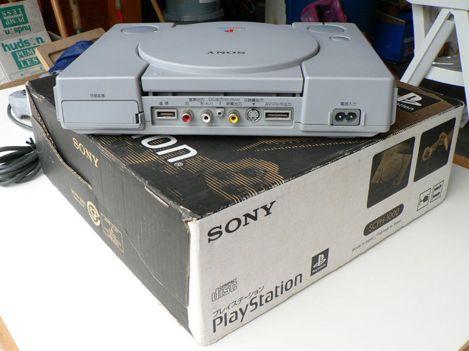 <p>Parecen trastos obsoletos, pero las videoconsolas de generaciones pasadas han aumentado su valor gracias a los jugadores nostálgicos. NES, Sega Saturn o PlayStation son adquiridas, en algunos casos, por el doble de su precio real de mercado. (Fotos: Wikimedia Commons / cloneofsnake) </p>