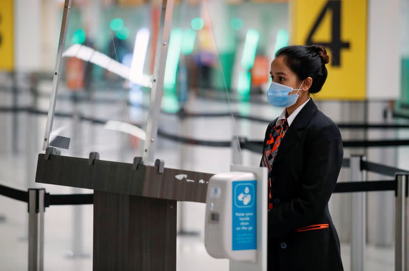 FOTO DE ARCHIVO: Una trabajadora del aeropuerto de Gatwick, en medio del brote de coronavirus, en Gatwick, Reino Unido, el 15 de junio de 2020