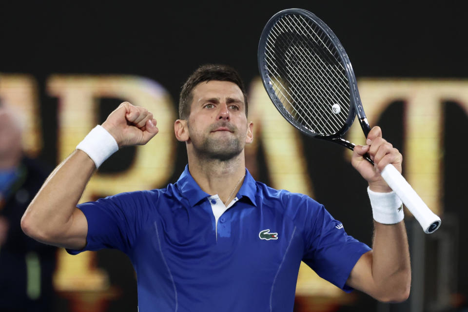 El serbio Novak Djokovic celebra su victoria sobre el argentino Tomás Martín Etcheverry en la tercera ronda del Abierto de Australia, en Melbourne Park, Melbourne, Australia, el 19 de enero de 2024. (AP Foto/Asanka Brendon Ratnayake)