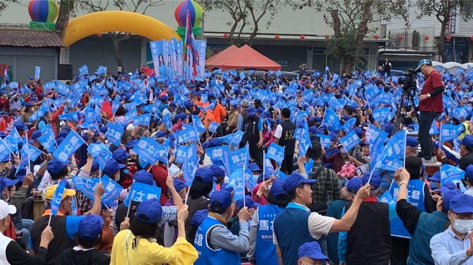 馬文君埔里競選總部3日成立，超過3000名鄉親到場力挺，現場一片藍旗旗海飄揚相當熱絡。曾雪蒨攝