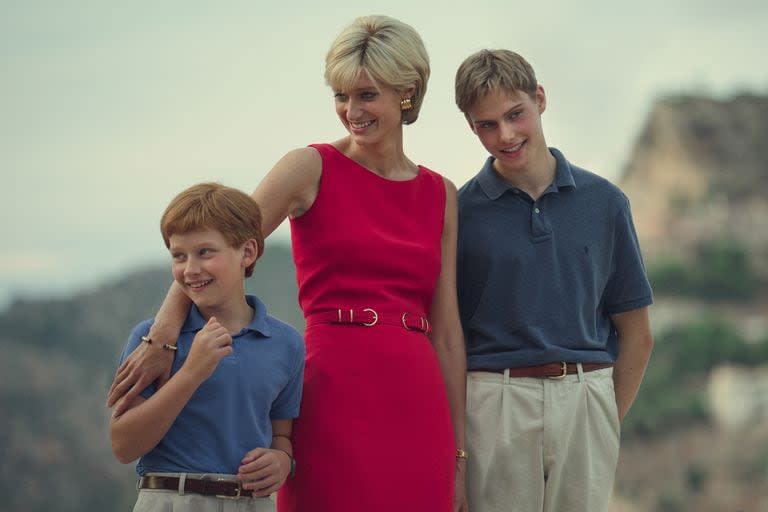 La imagen familiar: Lady Di (Debicki) junto a los príncipes William (Rufus Kampa) y Harry (Fflyn Edwards)