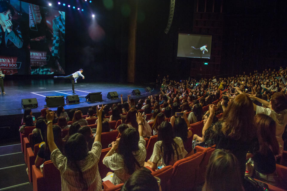 INFINITE’s Kim Myung-soo playing games with fans at his first fan meeting in Singapore (Photo: PTO Entertainment Pte Ltd)