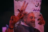 <p>Le Président iranien Hassan Rohani a été réélu pour un deuxième mandat présidentiel en Iran. Le démocrate centriste a battu son opposant conservateur Ebrahim Raissi avec plus de 57% des suffrages soit 6 points de plus qu’aux précédentes éléctions présidentielles. Dans un communiqué, Emmanuel Macron a félicité Hassan Rohani pour sa victoire, et appelé à l’intensification des liens économiques, scientifiques et culturels avec l’Iran. De plus, il a dit qu’il serait vigilant sur la mise en oeuvre du traité sur le nucléaire par Téhéran. (Photo : Reuters) </p>