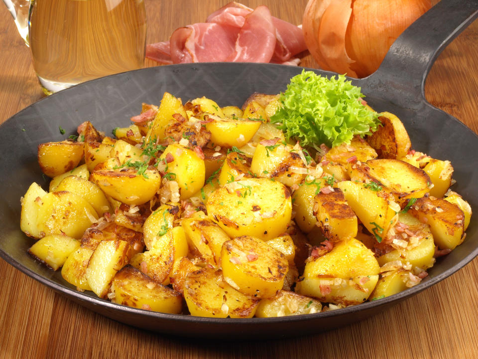 Bratkartoffeln mit Speck und Zwiebeln in einer Pfanne