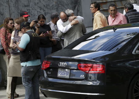 Relatives and lawyer friends of Guatemalan lawyer Francisco Palomo, react next to a crime scene where he was shot dead in Guatemala City, June 3, 2015. REUTERS/Jorge Dan Lopez