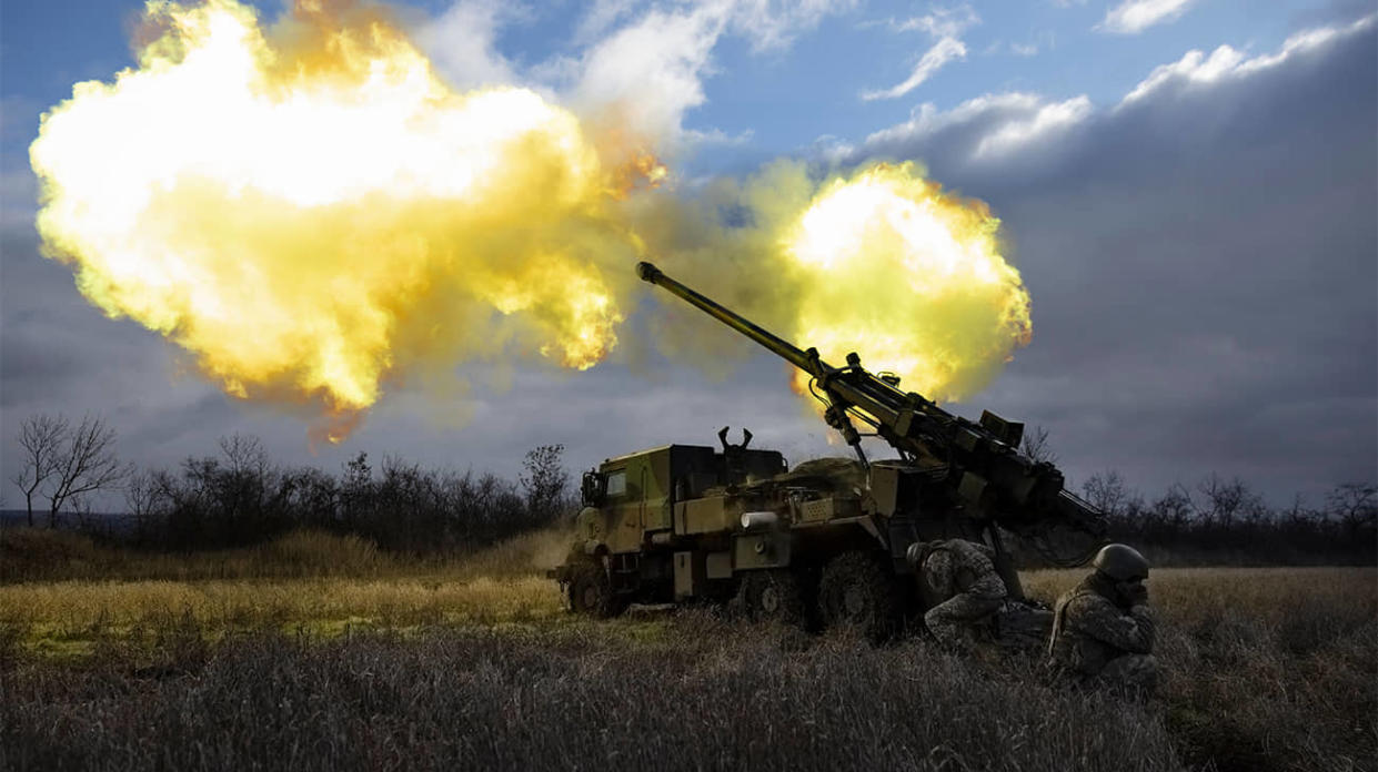 Ukrainian servicemen fire with a CAESAR self-propelled howitzer towards Russian positions. Stock photo: Sameer Al-Doumy, AFP via Getty Images)