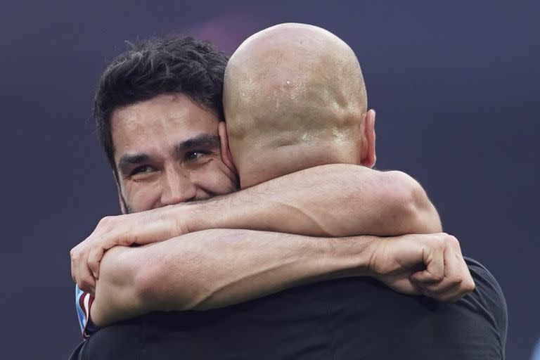 El abrazo de Gundogan con Pep Guardiola, su gran mentor en esta etapa de su carrera