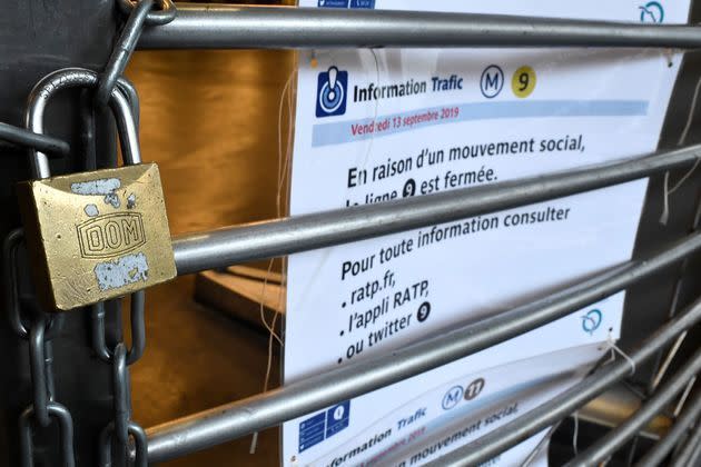 L'entrée de la station République, à Paris, fermée vendredi.