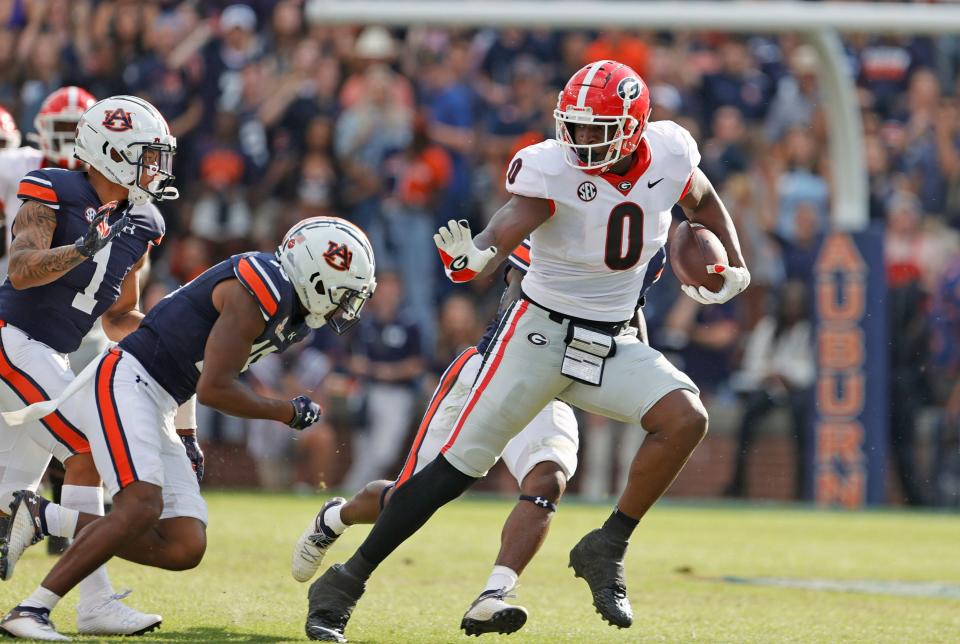 Georgia tight end Darnell Washington (0) carries against Auburn during the second quarter at Jordan-Hare Stadium.