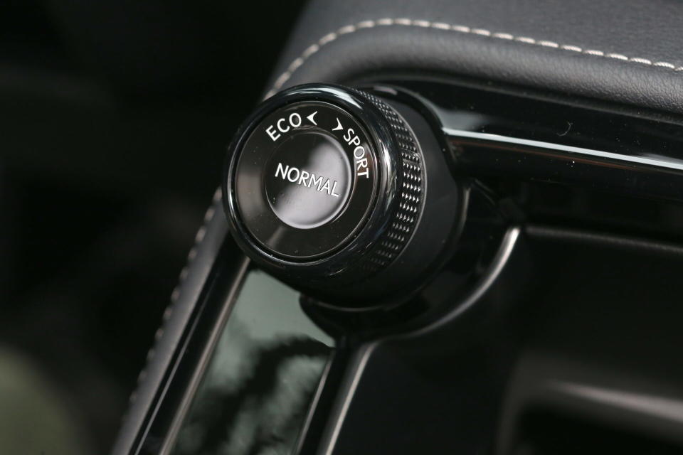 同樣配置有駕駛模式切換旋鈕(Eco/Normal/Sport)，造型相當有設計感。