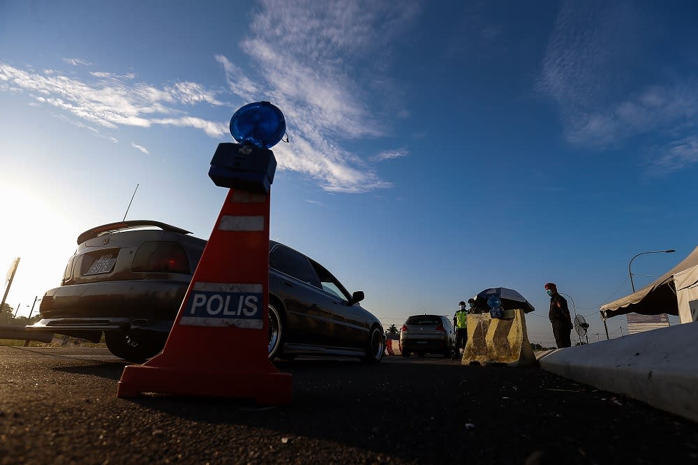 Police personnel inspect vehicles at a roadblock along Jambatan Merdeka, at the Kedah-Penang border May 10, 2021. — Picture by Sayuti Zainudin