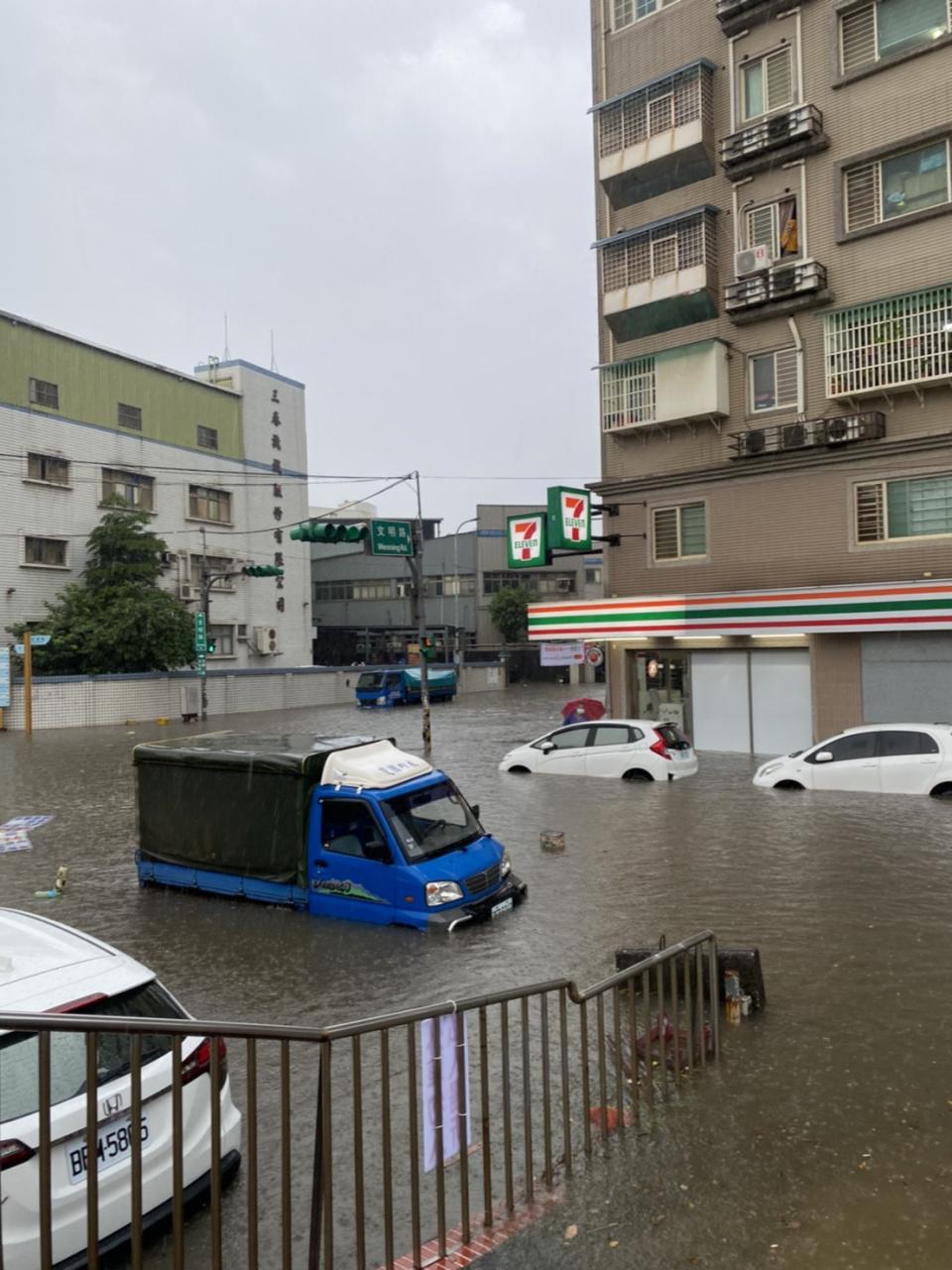 龜山區中午因強降雨，雨水宣洩不及造成淹水，水深一度及膝，連小貨車的輪胎都整個泡在水裡。   圖：龜山分局/提供