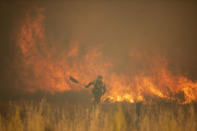 <p>Así ardía la reserva de la Sierra de la Culebra, en la provincia de Zamora, donde un incendio ha arrasado más de 25.000 hectáreas de terreno convirtiéndose en el más grave que ha habido en España desde 2012. (Foto: Emilio Fraile / Europa Press / Getty Images).</p> 