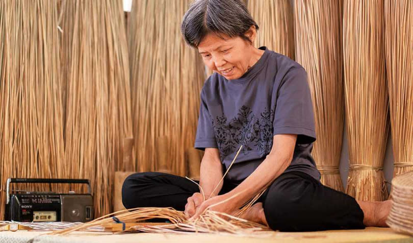 工藝師阿嬤用雙手編織出多款藺草商品，與她們悠長的一生。（圖／藺子提供）