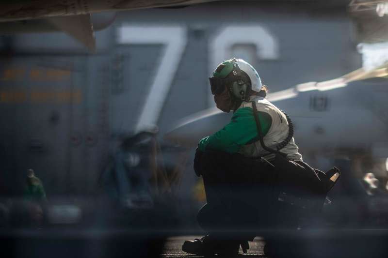 美軍雷根號航空母艦（CVN-76）甲板上指揮飛機起降的地勤人員。（雷根號臉書）