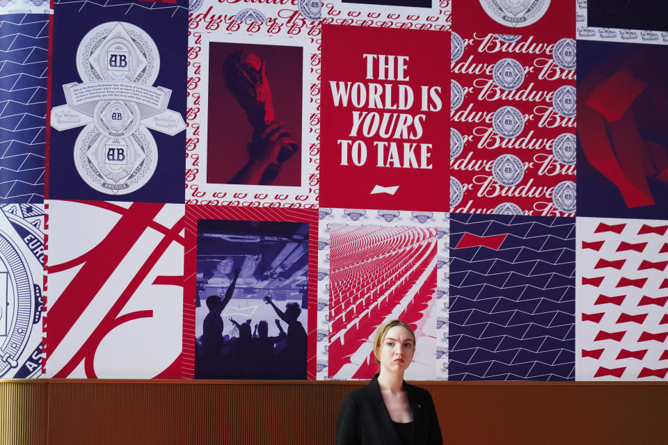 Anuncios de la cerveza Budweiser desplegados en el bar de un hotel en Doha, Qatar, el viernes 18 de novivembre de 2022. Los organizadores del Mundial han prohibido la venta de cerveza con alcohol. (AP Foto/Jon Gambrell)