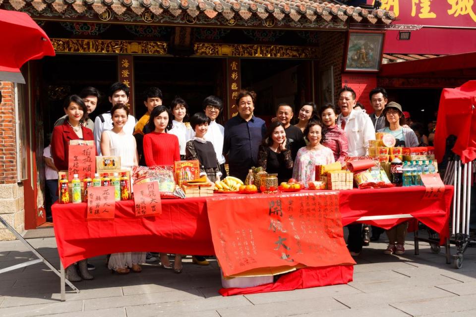 電影《花甲大人轉男孩》正式開拍，各演員出席拜拜，祈求拍攝一切順利。