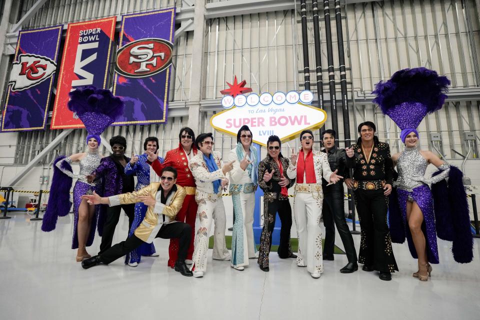 Imitadores de Elvis Presley previo al arribo de los equipos con miras al Super Bowl 58 entre los 49ers de San Francisco y los Chiefs de Kansas City, el domingo 4 de febrero de 2024, en Las Vegas. (AP Foto/David J. Phillip)