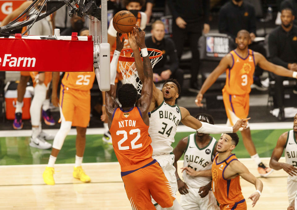 Giannis Antetokounmpo blocks Deandre Ayton 