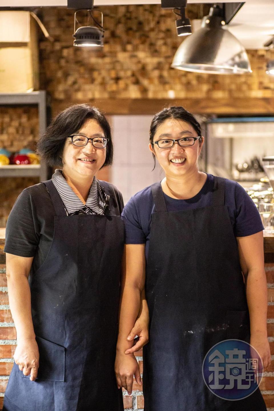 陳品蘭（左）和女兒謝馨儀（右）打理咖啡館，分享美味生活。