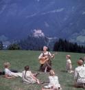 <p>Julie Andrews spielt eine österreichische Gouvernante zur Nazizeit. Der Film ist gefüllt mit zahlreichen Ohrwürmern, die auf ewig im Kopf bleiben. (Foto: ddp images) </p>