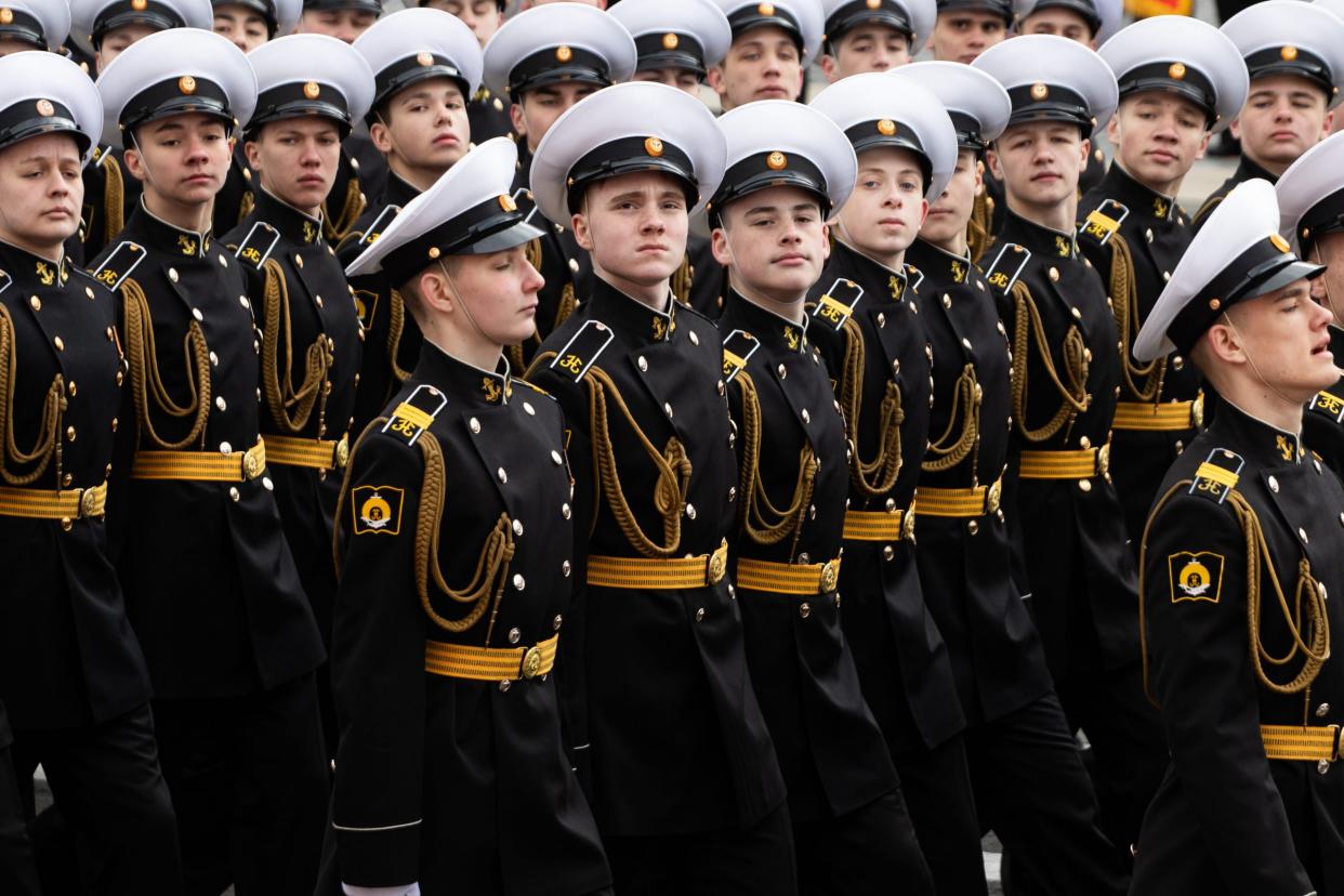 Russische Soldaten bei einer Generalprobe für die Militärparade am 9. Mai. Kreml-Chef Wladimir Putin schickt so viele junge Menschen in den Ukraine-Krieg, dass die heimische Industrie Personalsorgen hat. - Copyright: picture alliance / ZUMAPRESS.com/Artem Priakhin