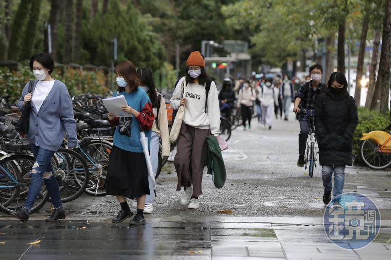 北台灣今晚雨停轉乾，氣溫遽降、愈晚愈冷，平地最低氣溫可降至13度左右。