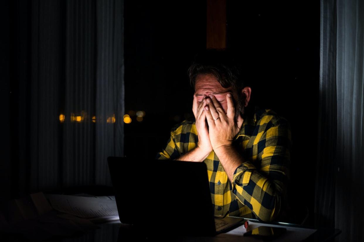 <a href="https://www.shutterstock.com/es/image-photo/tired-frustration-man-working-using-laptop-1940793439" rel="nofollow noopener" target="_blank" data-ylk="slk:Shutterstock / Perfect Wave;elm:context_link;itc:0;sec:content-canvas" class="link ">Shutterstock / Perfect Wave</a>