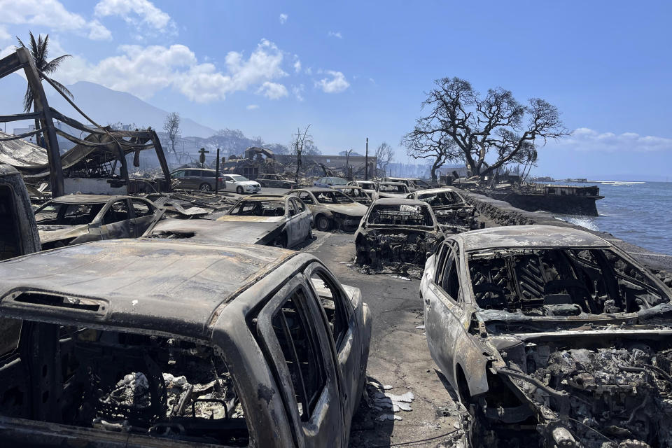 En esta fotografía cortesía de Tiffany Kidder Winn se pueden ver autos calcinados después del paso de un incendio, el miércoles 9 de agosto de 2023, en Lahaina, Hawai. (Tiffany Kidder Winn via AP)