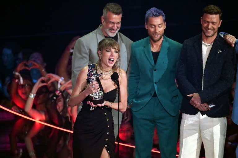 US-Megastar Taylor Swift und die kolumbianische Pop-Sängerin Shakira haben bei den MTV Video Music Awards die begehrtesten Preise abgeräumt. Swift gewann allein vier Preise, Shakira nahm den Video Vanguard Award für ihr Lebenswerk entgegen. (Timothy A. CLARY)
