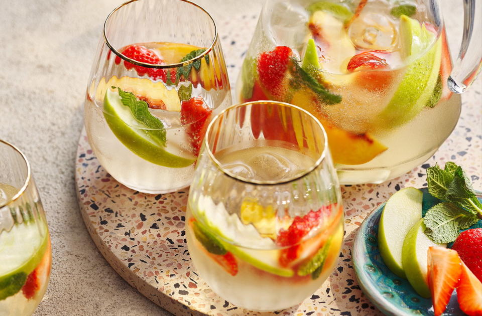 Sangría de vino blanco: cocteles para la primavera