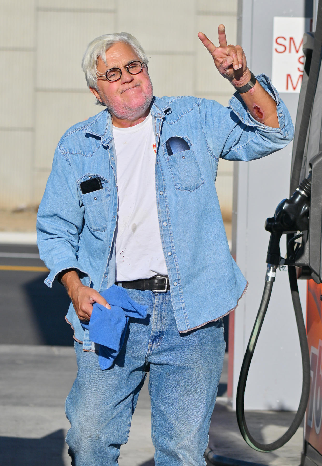 Jay Leno stops at a gas station on Nov. 22, 2022. (SplashNews.com)