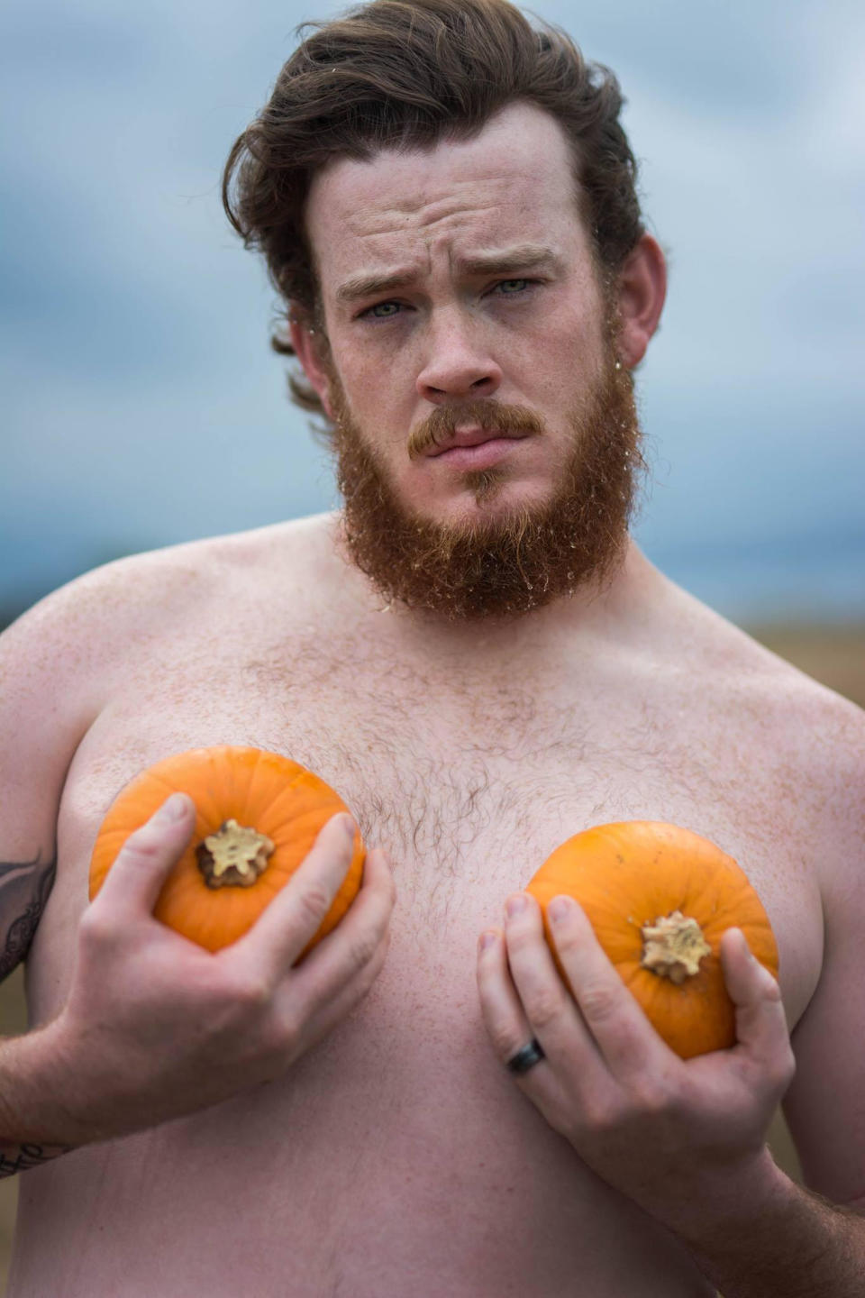 One couple is celebrating fall with this pumpkin-themed ‘dudeoir’ photoshoot