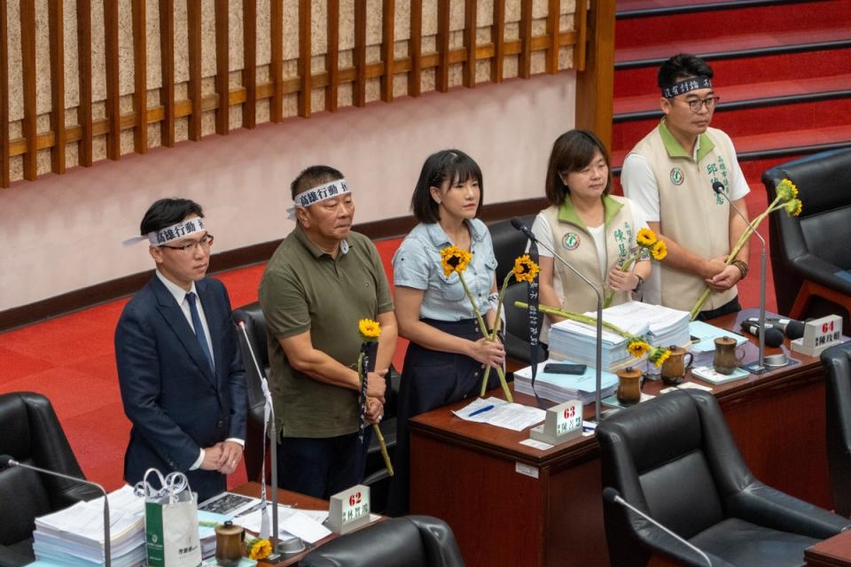 陳慧文(右二)致贈象徵台灣民主精神的野百合與太陽花給國民黨議員。   圖：陳慧文服務處/提供