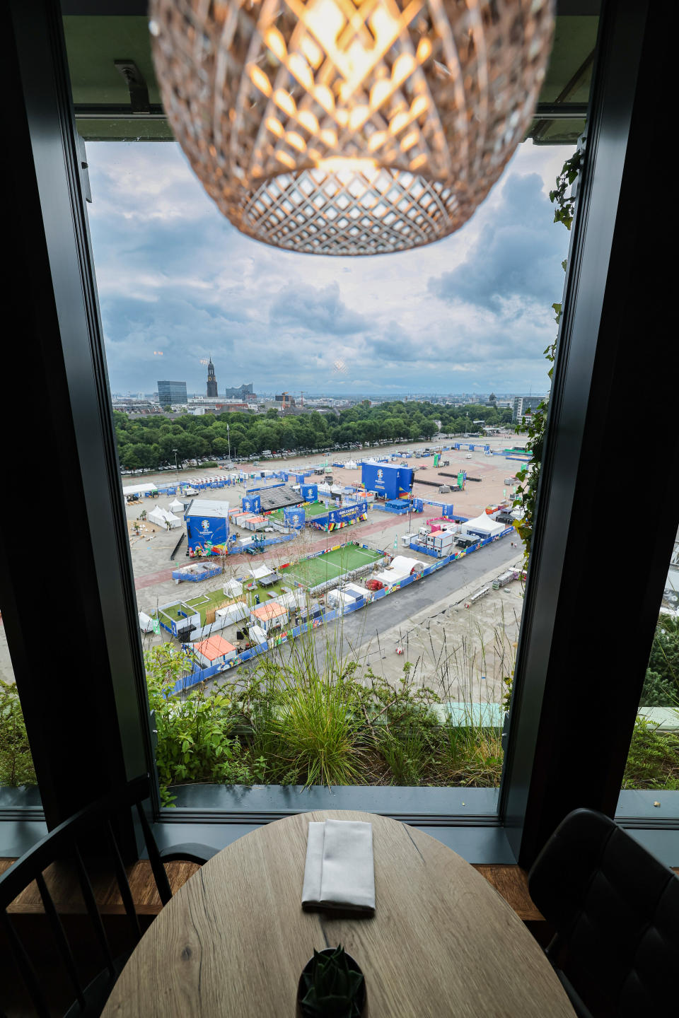 Blick aus dem Restaurant des Hamburg BUNKERs in Hamburg St Pauli (Bild: Ulrich Perrey/dpa)