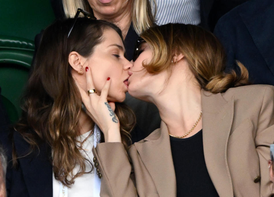 Closeup of Minke and Cara Delevingne kissing